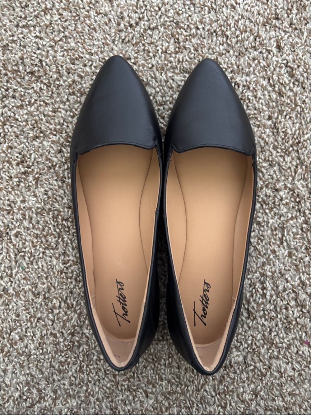 Trotters Black Pointed-Toe Women's Flats